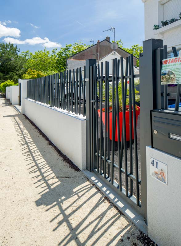 PORTAILS, CLÔTURES, BRISE-VUE ET GARDE-CORPS